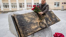 В Челябинске открыли памятник студенческой зачетке