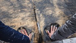 В Челябинске открыли памятник студенческой зачетке