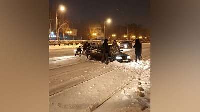 В Магнитогорске автомобиль застрял в снегу на трамвайных путях