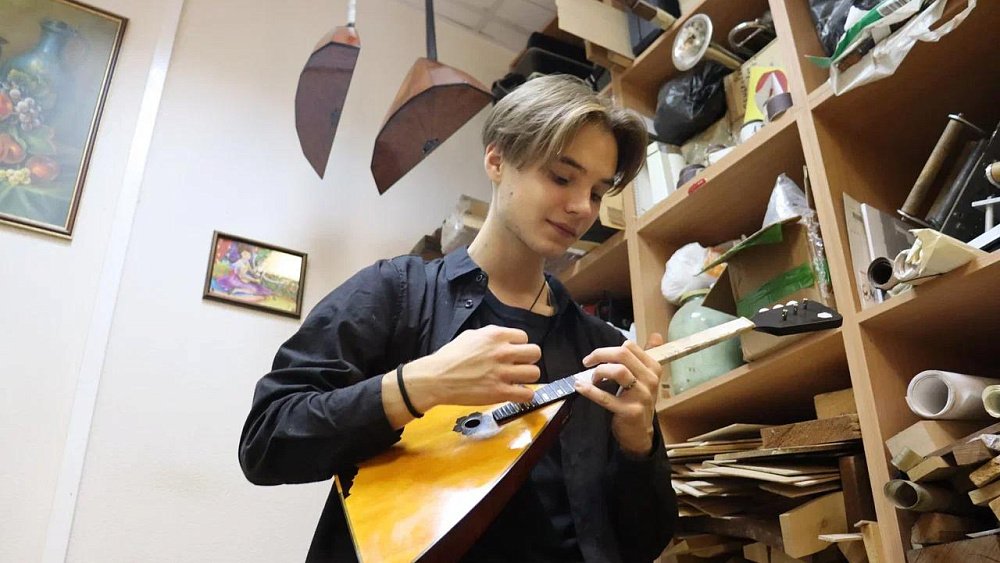 «Влюбился как в девушку»: 16‑летний виртуоз из Варны получит в подарок авторскую балалайку