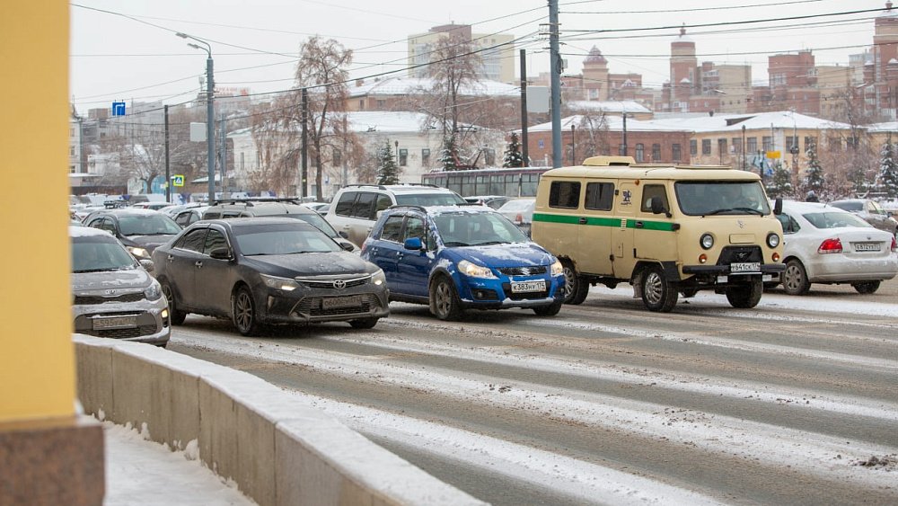 В Челябинске автомобилисты встали в девятибалльных пробках