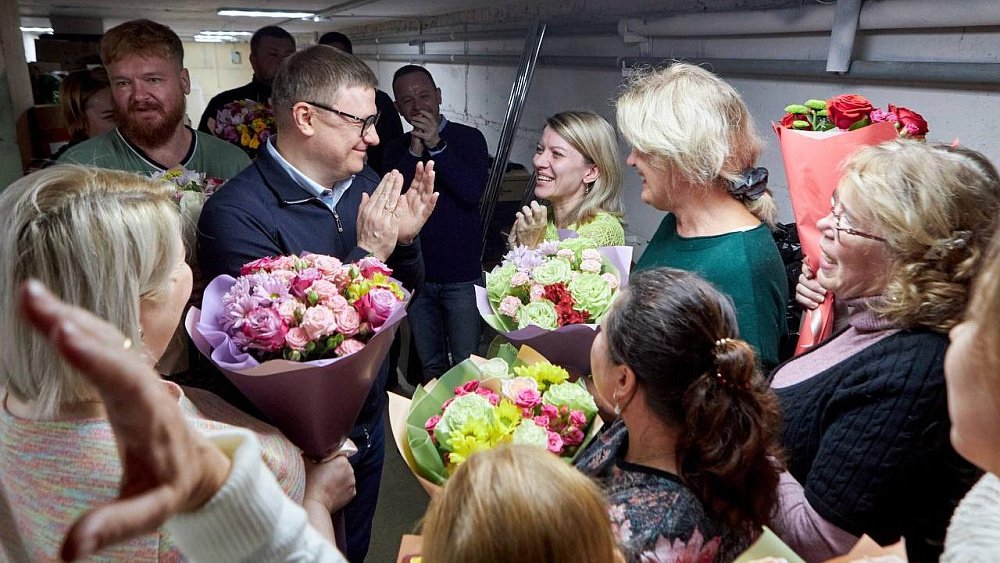 Алексей Текслер встретился с участницами благотворительного сообщества «Шьем нашим»