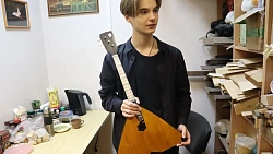 «Влюбился как в девушку»: 16‑летний виртуоз из Варны получит в подарок авторскую балалайку
