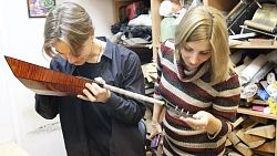 «Влюбился как в девушку»: 16‑летний виртуоз из Варны получит в подарок авторскую балалайку