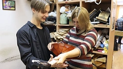 «Влюбился как в девушку»: 16‑летний виртуоз из Варны получит в подарок авторскую балалайку