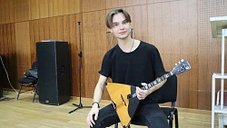 «Влюбился как в девушку»: 16‑летний виртуоз из Варны получит в подарок авторскую балалайку