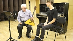 «Влюбился как в девушку»: 16‑летний виртуоз из Варны получит в подарок авторскую балалайку