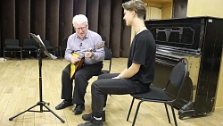 «Влюбился как в девушку»: 16‑летний виртуоз из Варны получит в подарок авторскую балалайку