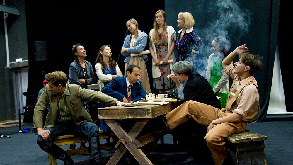 В Молодежном театре ставят новогодний спектакль для взрослых