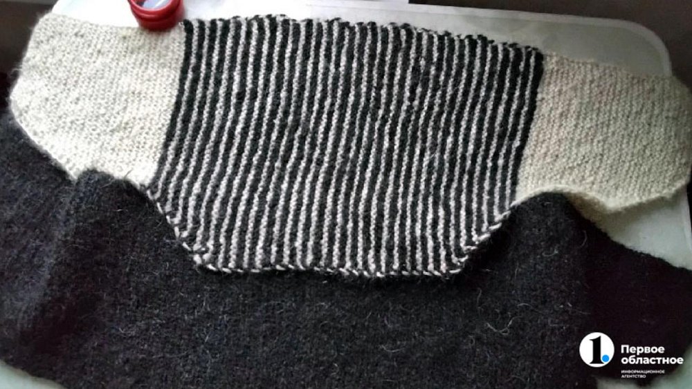 Пенсионерка из Златоуста вяжет и отправляет мобилизованным пояса из собачьей шерсти