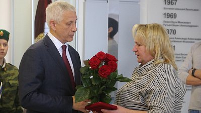 В Магнитогорске матери погибшего в ходе СВО 19‑летнего бойца вручили орден Мужества