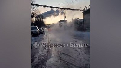 В Магнитогорске по дороге течет горячая вода