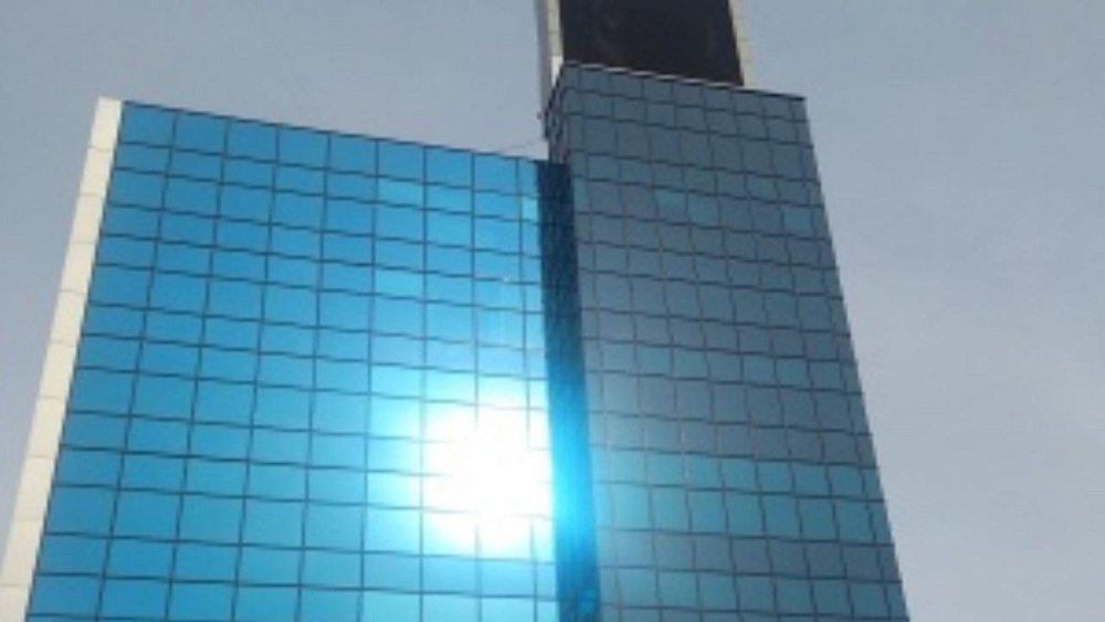 Из-за задымления в здании «Фортума» в центре Челябинска на улицу эвакуировались 400 человек