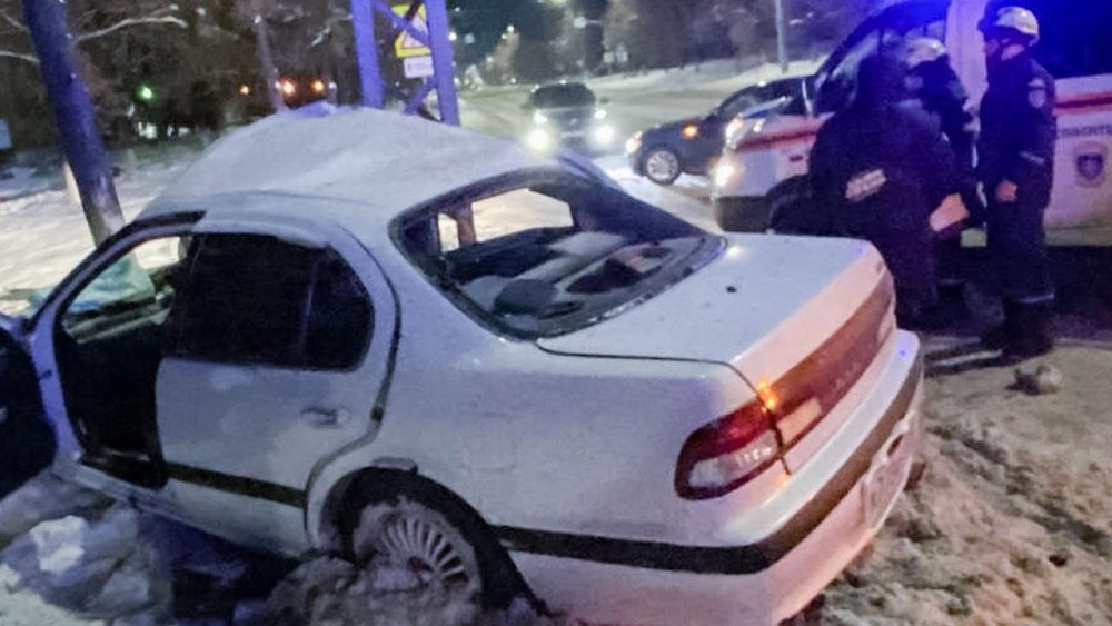 В центре Миасса владелица иномарки устроила ДТП со столбом