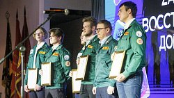 Алексей Текслер наградил лучших бойцов студотрядов Челябинской области