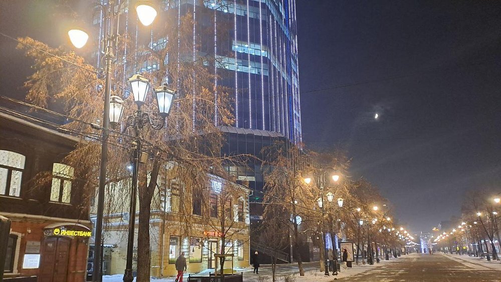 На челябинской Кировке начали менять уличные фонари