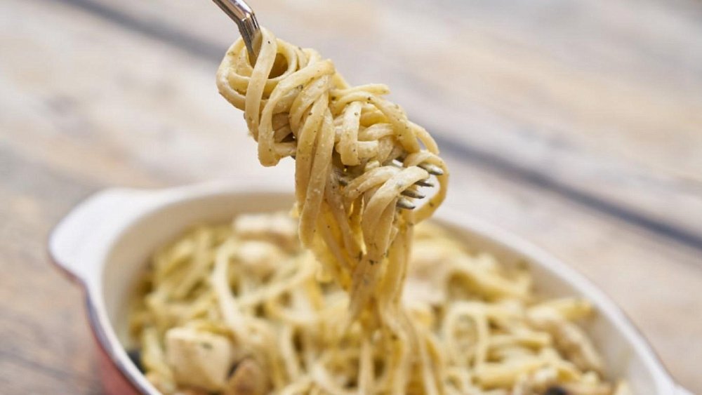 Готовим лапшу с индейкой и арахисовым соусом