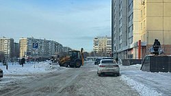 В Челябинске водителя трактора оштрафовали за сброс снега на газон