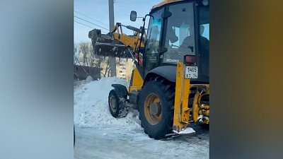 В Челябинске снег из дворов вываливали на газон