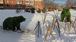 В Копейске смонтировали новые камеры наблюдения и топиарии из искусственной травы