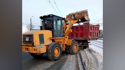 В Челябинске продолжают убирать снег с дорог и тротуаров