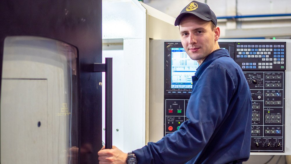 «Ударники труда» снова в почете: рабочие завода в Челябинске получают более 120 тысяч рублей