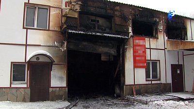 Огонь охватил производственное здание