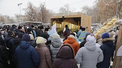 В храме Александра Невского в Челябинске освятили главный крест и купол