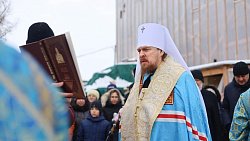 В храме Александра Невского в Челябинске освятили главный крест и купол