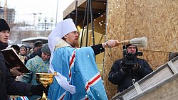 В храме Александра Невского в Челябинске освятили главный крест и купол