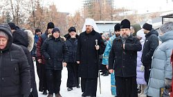 В храме Александра Невского в Челябинске освятили главный крест и купол