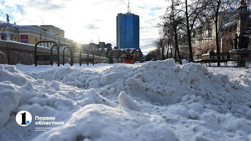 В Челябинске на борьбу со снегом вышли более двух тысяч дорожников и дворников