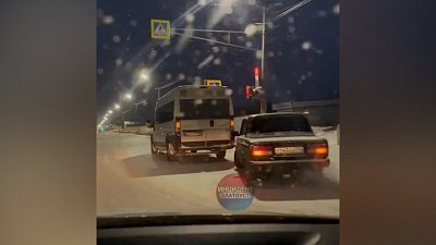 В Златоусте маршрутное такси столкнулось с легковушкой