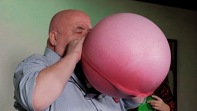 Челябинец смог порвать грелку дыханием