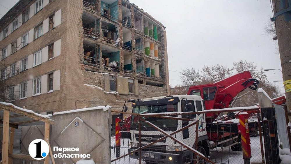 В Челябинске демонтировали стену аварийного общежития на улице Мира