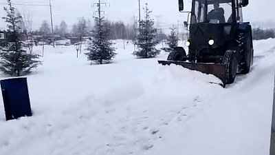 В Челябинске дорожные рабочие продолжают устранять последствия снегопада