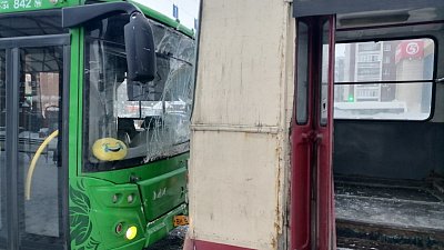 В Челябинске столкнулись автобус и троллейбус