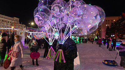 В Челябинске на площади Революции развернут новогоднюю ярмарку