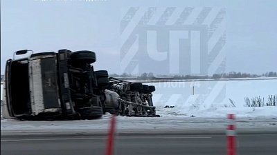 В Еманжелинском районе перевернулся большегруз