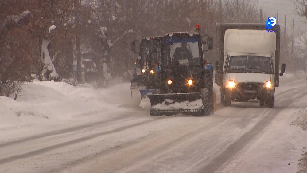 Дорожники устраняют последствия снегопада