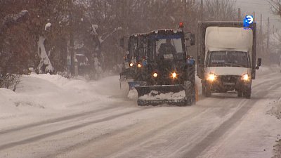 Дорожники устраняют последствия снегопада