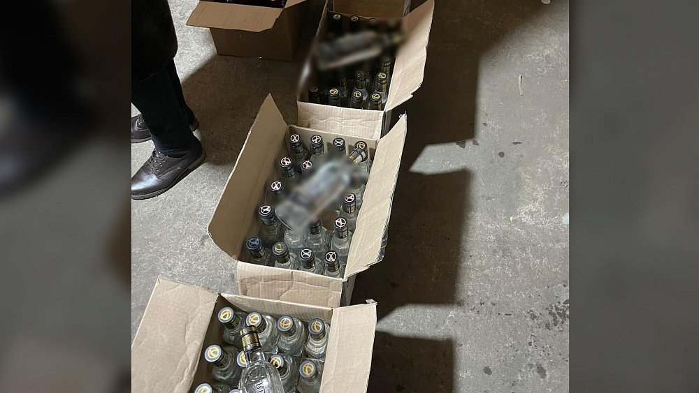 Челябинские полицейские накрыли подпольный цех по производству контрафактного алкоголя