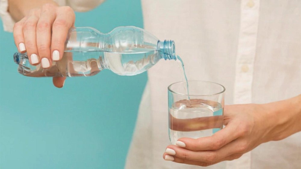 Лечить горло и стоматит можно минеральной водой