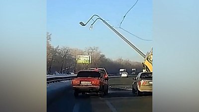 В Челябинске экскаватор уронил электроопору на проезжую часть