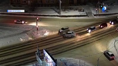 Два автомобиля столкнулись в машгородке