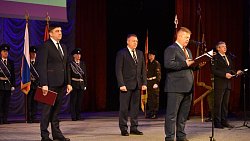 Златоустовцам вручили указ президента о присвоении звания «Город трудовой доблести»