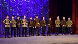 Златоустовцам вручили указ президента о присвоении звания «Город трудовой доблести»