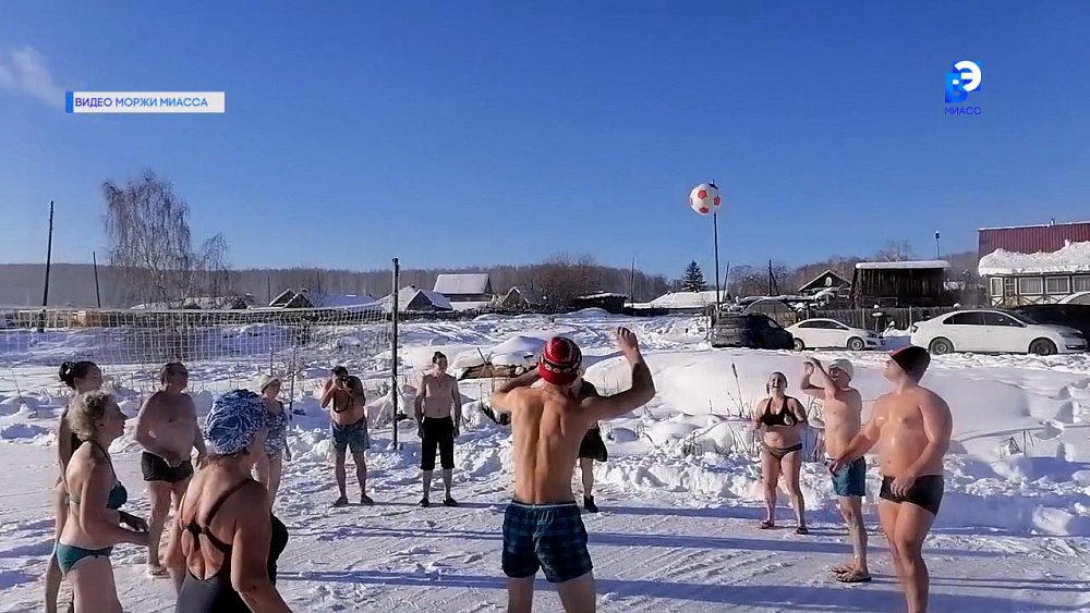 Моржи Миасса играют в спортивные игры