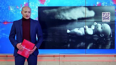 Пьяная мать уронила сына