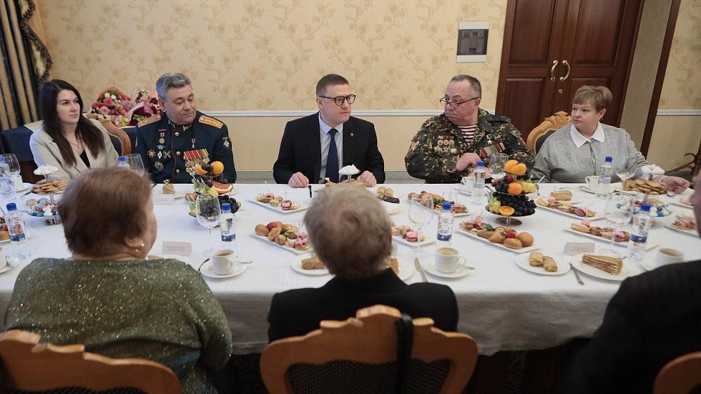 Алексей Текслер встретился в Челябинске с Героями России и их семьями
